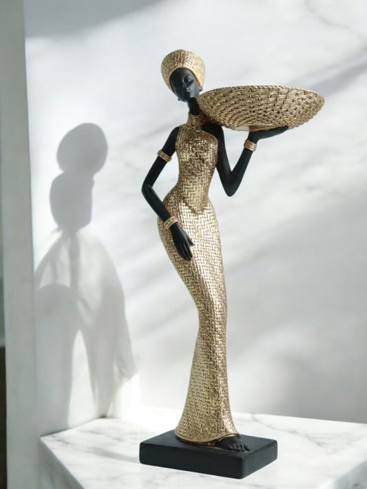 Africana in oro con vassoio