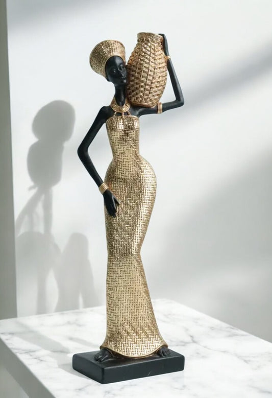 Africana in oro con cesta